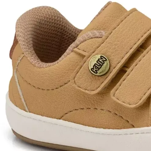 Detalhe lateral do tênis infantil Klin capuccino com fechamento em velcro e acabamento em costuras